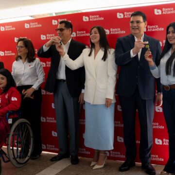 BANCO ATLÁNTIDA ENTREGA VEHÍCULOS A GANADORES DE “LOTERÍA DEL AMOR” BANCO ATLÁNTIDA ENTREGA VEHÍCULOS A GANADORES DE “LOTERÍA DEL AMOR”