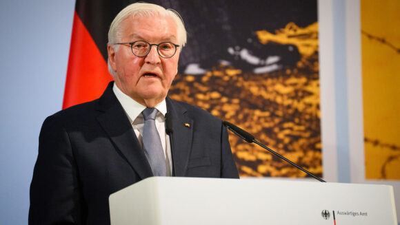 «ERROR POLÍTICAMENTE FATAL»: PRESIDENTE ALEMÁN ALZA VOZ CONTRA EE.UU. E ISRAEL