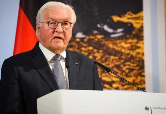 «ERROR POLÍTICAMENTE FATAL»: PRESIDENTE ALEMÁN ALZA VOZ CONTRA EE.UU. E ISRAEL