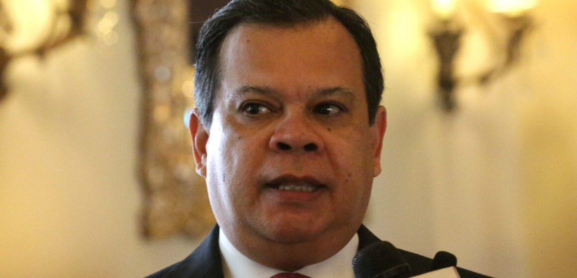 EXFUNCIONARIO DE JOH INVESTIGADO POR CORRUPCIÓN SE “BLINDA” EN PARLACEN