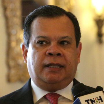 EXFUNCIONARIO DE JOH INVESTIGADO POR CORRUPCIÓN SE “BLINDA” EN PARLACEN