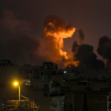 ¡FUEGO EN EL GOLFO PÉRSICO! MISILES SOBRE ISRAEL Y TRUMP APLAZA ULTIMÁTUM POR ORMUZ