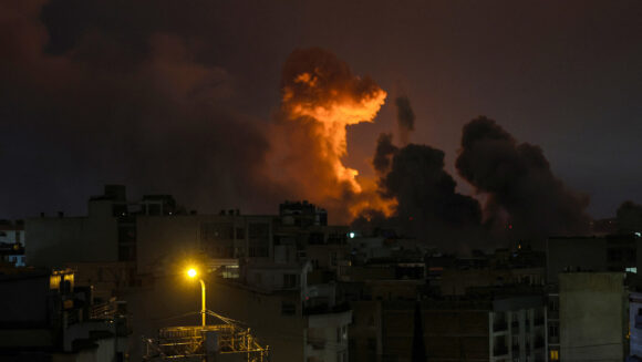 ¡FUEGO EN EL GOLFO PÉRSICO! MISILES SOBRE ISRAEL Y TRUMP APLAZA ULTIMÁTUM POR ORMUZ