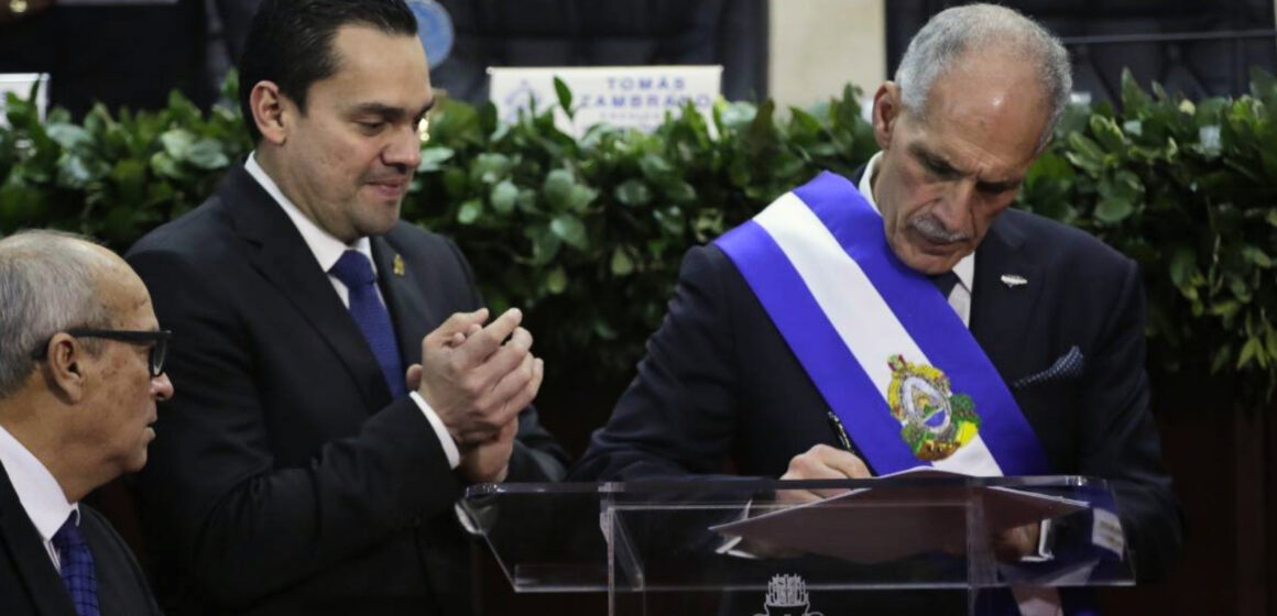“HONDURAS SE ESTÁ SUMIENDO EN UNA DICTADURA A GRAN ESCALA CULTIVADA POR EE.UU.” “HONDURAS SE ESTÁ SUMIENDO EN UNA DICTADURA A GRAN ESCALA CULTIVADA POR EE.UU.”