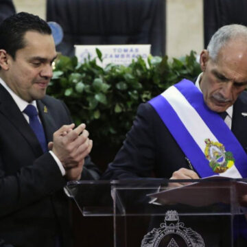 “HONDURAS SE ESTÁ SUMIENDO EN UNA DICTADURA A GRAN ESCALA CULTIVADA POR EE.UU.”