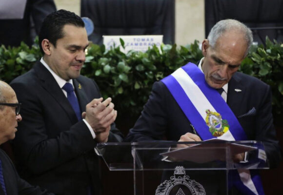 “HONDURAS SE ESTÁ SUMIENDO EN UNA DICTADURA A GRAN ESCALA CULTIVADA POR EE.UU.” “HONDURAS SE ESTÁ SUMIENDO EN UNA DICTADURA A GRAN ESCALA CULTIVADA POR EE.UU.”