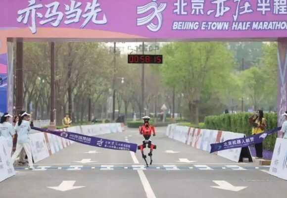 ¡FANTÁSTICO! CHINA CONVIERTE CIENCIA FICCIÓN EN REALIDAD CON ROBOTS ATLETAS, CAMPEONES DEPORTIVOS