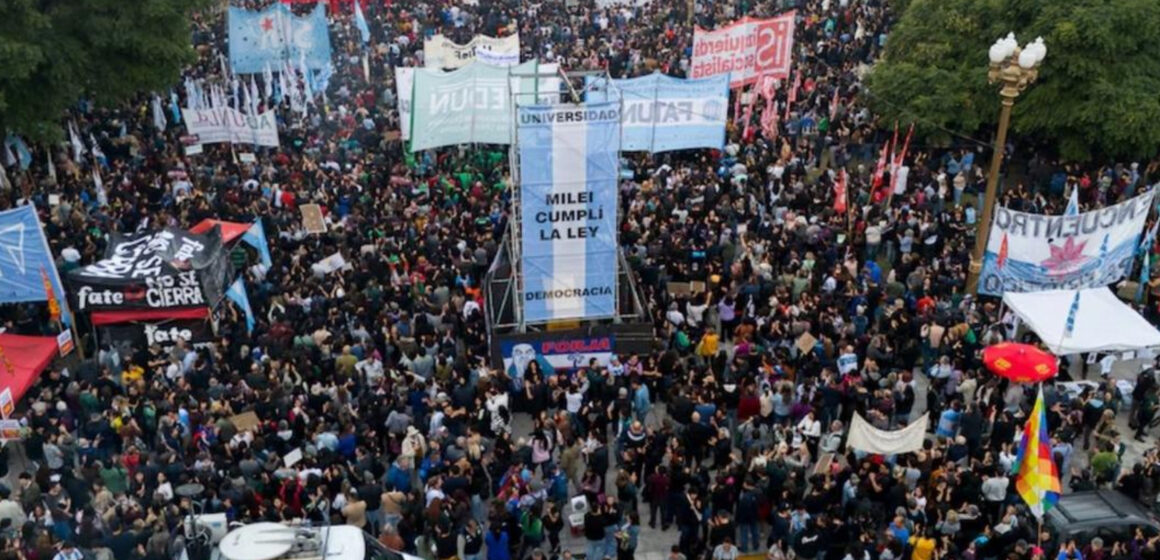 UNIVERSIDADES ARGENTINAS DESAFÍAN A MILEI CON UNA NUEVA MARCHA MASIVA (VIDEOS)