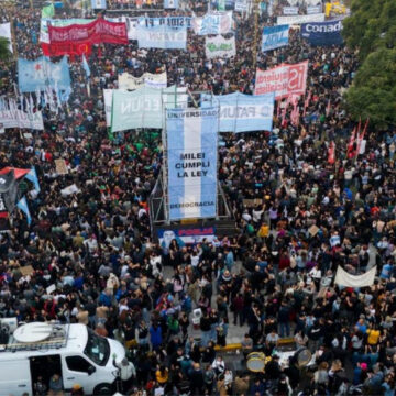UNIVERSIDADES ARGENTINAS DESAFÍAN A MILEI CON UNA NUEVA MARCHA MASIVA (VIDEOS)