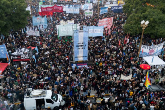 UNIVERSIDADES ARGENTINAS DESAFÍAN A MILEI CON UNA NUEVA MARCHA MASIVA (VIDEOS)