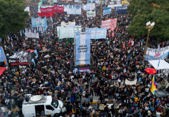 UNIVERSIDADES ARGENTINAS DESAFÍAN A MILEI CON UNA NUEVA MARCHA MASIVA (VIDEOS)