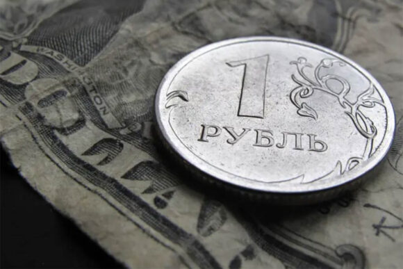 BLOOMBERG: EL RUBLO ENCABEZA LA LISTA DE MONEDAS MÁS FUERTES DEL MUNDO