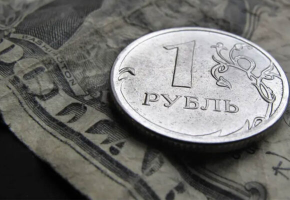 BLOOMBERG: EL RUBLO ENCABEZA LA LISTA DE MONEDAS MÁS FUERTES DEL MUNDO