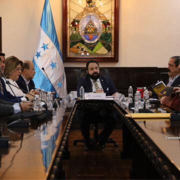 BIPARTIDISMO EJECUTA UNA CACERÍA CONTRA LIBRE EN VEZ DE APROBAR LEYES EN FAVOR DE HONDUREÑOS