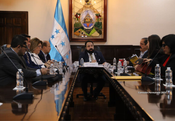 BIPARTIDISMO EJECUTA UNA CACERÍA CONTRA LIBRE EN VEZ DE APROBAR LEYES EN FAVOR DE HONDUREÑOS