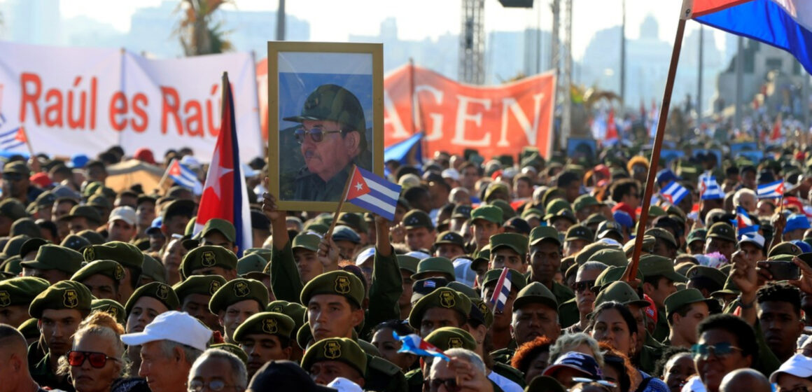 MILES DE CUBANOS SE CONCENTRAN EN LA HABANA PARA RESPALDAR AL LÍDER RAÚL CASTRO