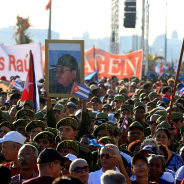 MILES DE CUBANOS SE CONCENTRAN EN LA HABANA PARA RESPALDAR AL LÍDER RAÚL CASTRO MILES DE CUBANOS SE CONCENTRAN EN LA HABANA PARA RESPALDAR AL LÍDER RAÚL CASTRO