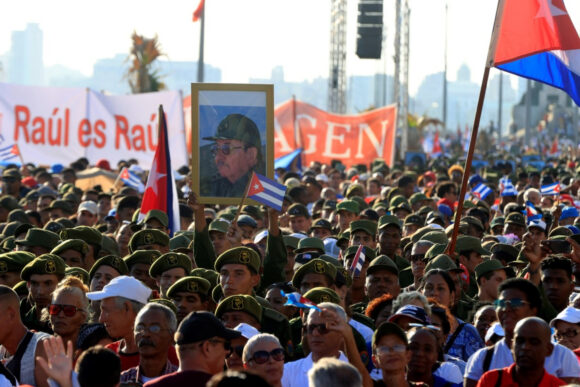 MILES DE CUBANOS SE CONCENTRAN EN LA HABANA PARA RESPALDAR AL LÍDER RAÚL CASTRO MILES DE CUBANOS SE CONCENTRAN EN LA HABANA PARA RESPALDAR AL LÍDER RAÚL CASTRO