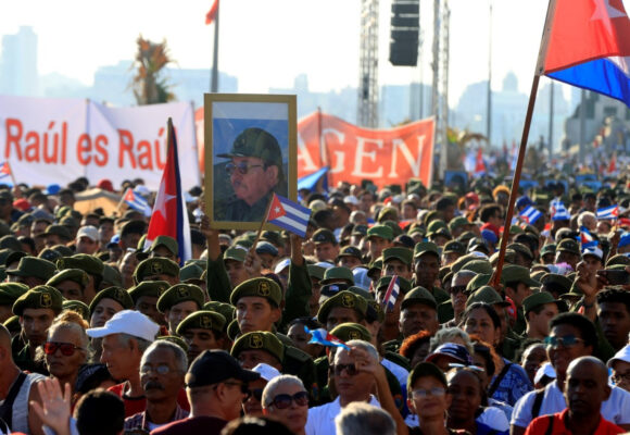 MILES DE CUBANOS SE CONCENTRAN EN LA HABANA PARA RESPALDAR AL LÍDER RAÚL CASTRO MILES DE CUBANOS SE CONCENTRAN EN LA HABANA PARA RESPALDAR AL LÍDER RAÚL CASTRO