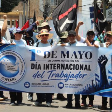Y LA LUCHA SIGUE… HONDUREÑOS CONMEMORAN DÍA DEL TRABAJADOR CON PROTESTA MASIVA Y LA LUCHA SIGUE… HONDUREÑOS CONMEMORAN DÍA DEL TRABAJADOR CON PROTESTA MASIVA