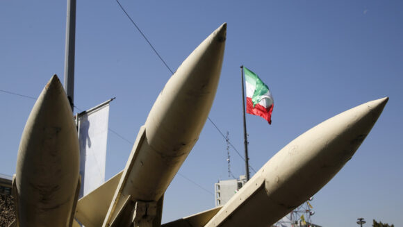 IRÁN ASESTA GOLPES CONTRA LA SEDE DE LA QUINTA FLOTA DE EE.UU.