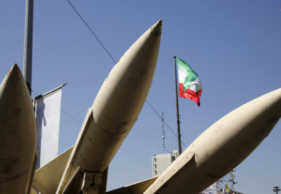 IRÁN ASESTA GOLPES CONTRA LA SEDE DE LA QUINTA FLOTA DE EE.UU.