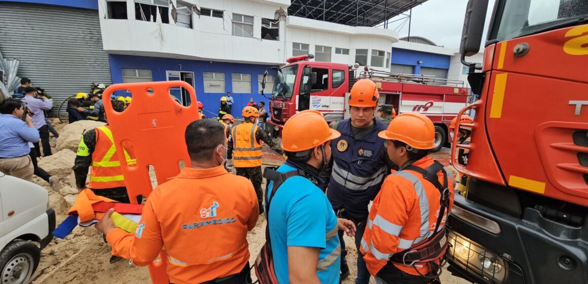 EQUIPO MUNICIPAL COLABORA EN ATENCIÓN DE INCENDIO Y DERRUMBE EN LA CAPITAL EQUIPO MUNICIPAL COLABORA EN ATENCIÓN DE INCENDIO Y DERRUMBE EN LA CAPITAL