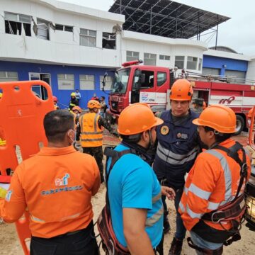 EQUIPO MUNICIPAL COLABORA EN ATENCIÓN DE INCENDIO Y DERRUMBE EN LA CAPITAL EQUIPO MUNICIPAL COLABORA EN ATENCIÓN DE INCENDIO Y DERRUMBE EN LA CAPITAL