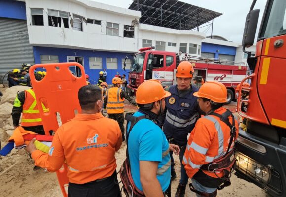 EQUIPO MUNICIPAL COLABORA EN ATENCIÓN DE INCENDIO Y DERRUMBE EN LA CAPITAL