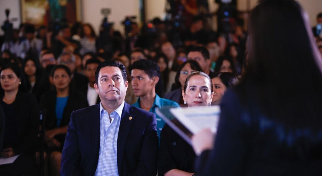 ALCALDE DE TEGUCIGALPA RESPALDA PROGRAMA DE BECAS DEL PRESIDENTE