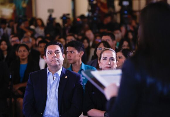 ALCALDE DE TEGUCIGALPA RESPALDA PROGRAMA DE BECAS DEL PRESIDENTE