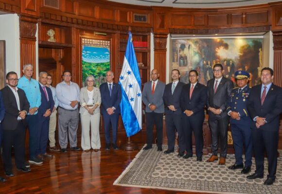 ALCALDE CAPITALINO COMPARTE AL PRESIDENTE ALCANCES DEL CONGRESO SOBRE GESTIÓN DE RIESGOS