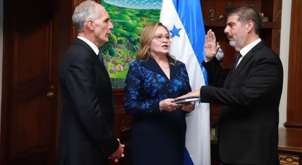 GOBIERNO ORDENA CEDER A MILLONARIA DEMANDA EN ADUANAS; “NO ES ÉTICO”, EXPLICA ABOGADO GOBIERNO ORDENA CEDER A MILLONARIA DEMANDA EN ADUANAS; “NO ES ÉTICO”, EXPLICA ABOGADO