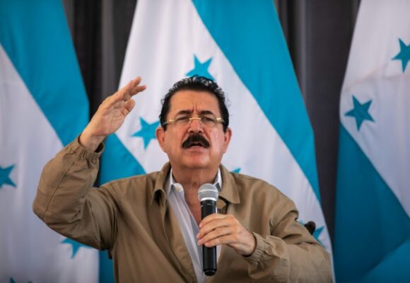 ZELAYA DENUNCIA PERSECUCIÓN CONTRA EXTINTA COMISIÓN LEGISLATIVA