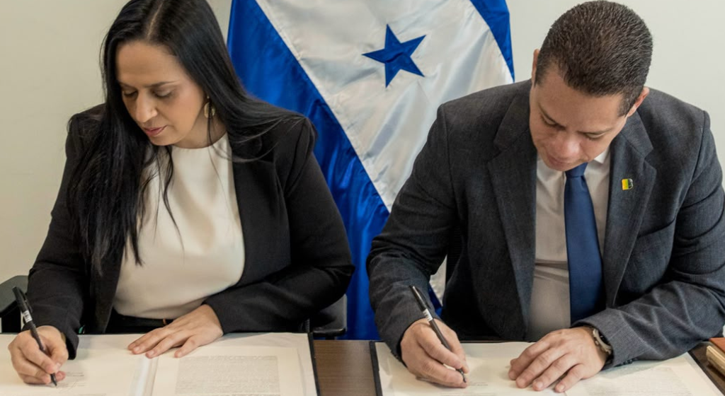 GOBIERNO REACCIONA A EL LIBERTADOR, AMPLÍA BECAS MEDICAS A HONDUREÑOS EN CUBA