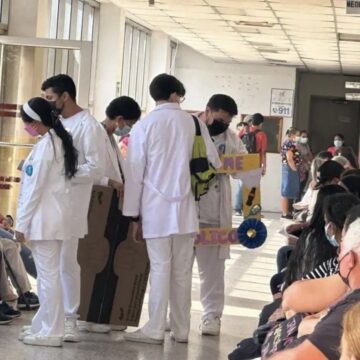 ¡CRISIS EN SALUD! DENUNCIAN DESPIDO MASIVO DE 600 MÉDICOS HONDUREÑOS ¡CRISIS EN SALUD! DENUNCIAN DESPIDO MASIVO DE 600 MÉDICOS HONDUREÑOS