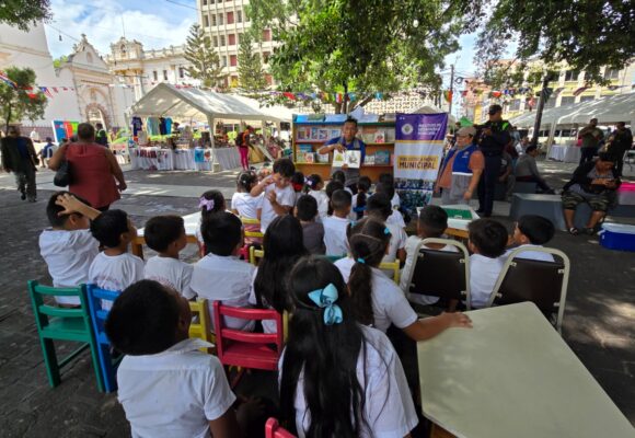 400 ESCOLARES DE LA CAPITAL CONOCIERON BIBLIOTECA MUNICIPAL MÓVIL