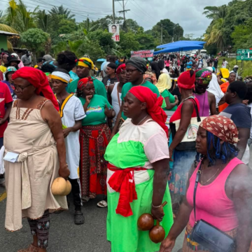 GARÍFUNAS INSTALAN CAMPAMENTO INDEFINIDO Y EXIGEN LIBERACIÓN DE CINCO DEFENSORES DE SAN JUAN