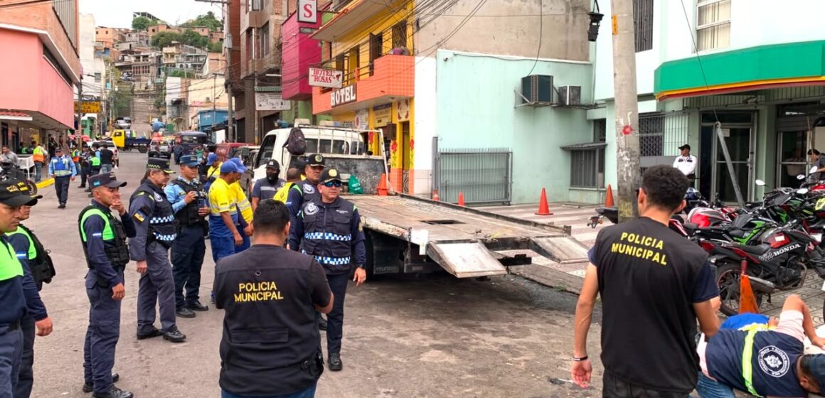 POLICÍA MUNICIPAL PONE ORDEN VIAL EN COMAYAGÜELA POLICÍA MUNICIPAL PONE ORDEN VIAL EN COMAYAGÜELA