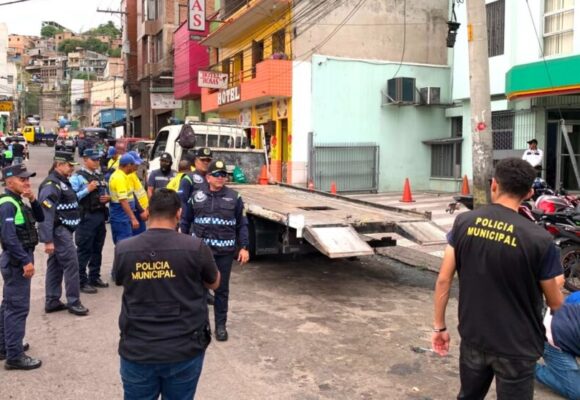 POLICÍA MUNICIPAL PONE ORDEN VIAL EN COMAYAGÜELA