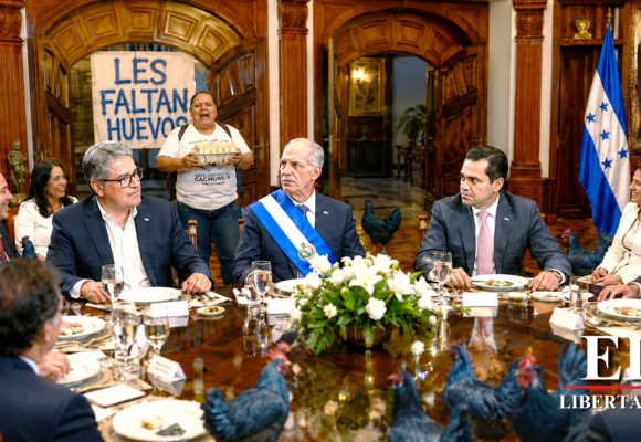 LA «TRUMP-DEPENDENCIA» O FINAL DE GALLINAS AZULES Y NO PREGUNTEN POR QUIÉN DOBLAN LAS CAMPANAS…