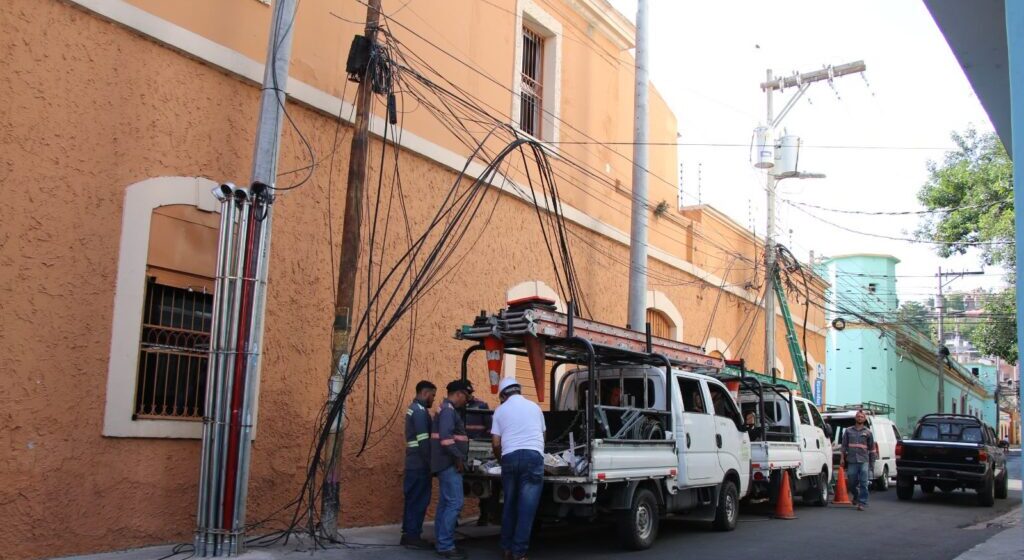 MUNICIPALIDAD RETIRA “TELARAÑAS” Y POSTES VIEJOS EN CASCO HISTÓRICO DE TEGUCIGALPA