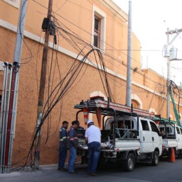 MUNICIPALIDAD RETIRA “TELARAÑAS” Y POSTES VIEJOS EN CASCO HISTÓRICO DE TEGUCIGALPA