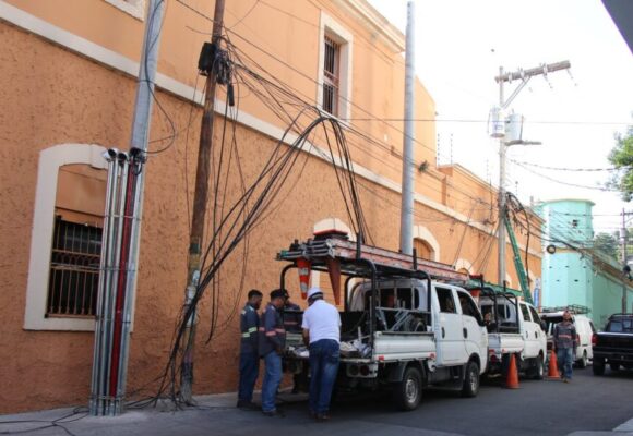 MUNICIPALIDAD RETIRA “TELARAÑAS” Y POSTES VIEJOS EN CASCO HISTÓRICO DE TEGUCIGALPA