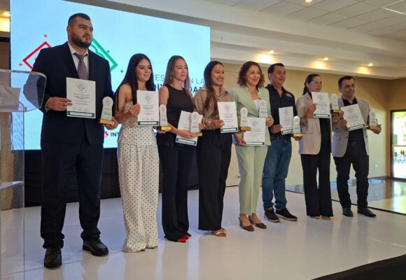 FUNDHARSE ENTREGA INSIGNIA POR LA BIODIVERSIDAD A EMPRESAS QUE CONSERVAN MEDIOAMBIENTE FUNDHARSE ENTREGA INSIGNIA POR LA BIODIVERSIDAD A EMPRESAS QUE CONSERVAN MEDIOAMBIENTE