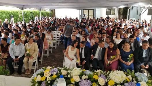 BODAS MUNICIPALES VIENEN CON SORPRESAS, ALCALDE PROMETE CARRO Y LUNAS DE MIEL EN ROATÁN