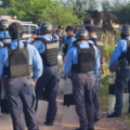 MÁS DE 200 POLICÍAS DESPLIEGAN OPERATIVO PARA DESALOJAR A 84 FAMILIAS CAMPESINAS EN CHOLUTECA