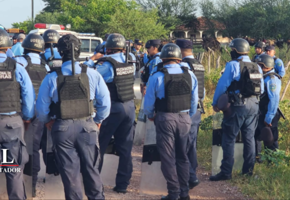 MÁS DE 200 POLICÍAS DESPLIEGAN OPERATIVO PARA DESALOJAR A 84 FAMILIAS CAMPESINAS EN CHOLUTECA