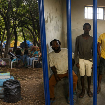 “¡NO MÁS PERSECUCIÓN!”: GARÍFUNAS INSTALAN CAMPAMENTO PERMANENTE FRENTE A LA CORTE