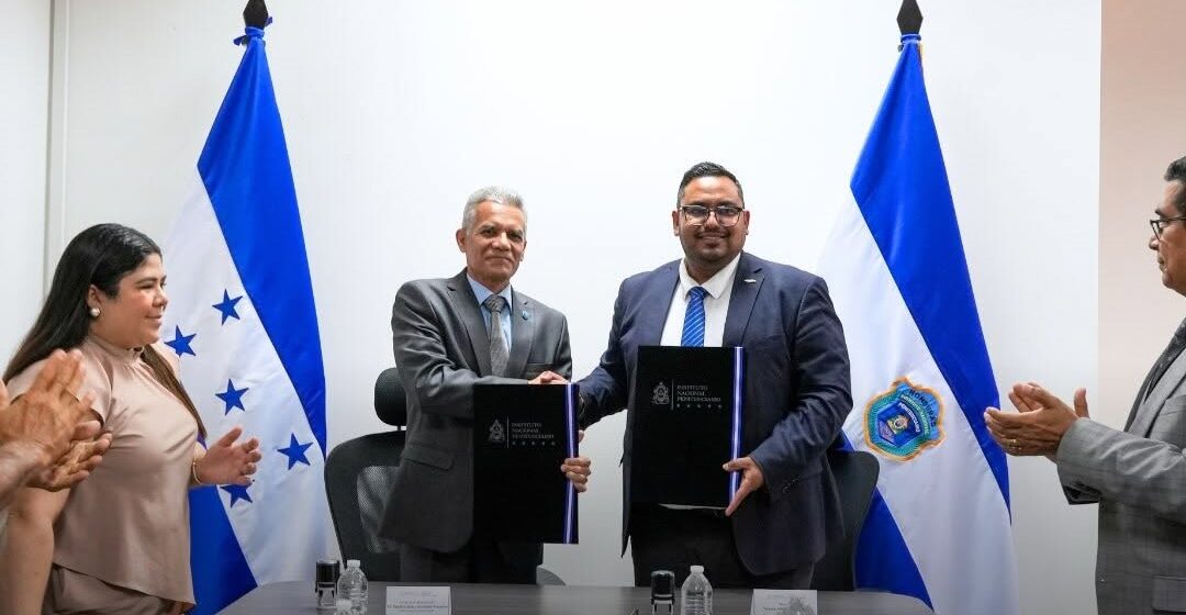 GOBIERNO ANUNCIA BECAS EN CÁRCELES MIENTRAS DOS MILLONES DE NIÑOS ESTÁN FUERA DE AULAS GOBIERNO ANUNCIA BECAS EN CÁRCELES MIENTRAS DOS MILLONES DE NIÑOS ESTÁN FUERA DE AULAS